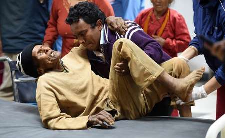 Un Népalais de 84 ans, blessé par le séisme, est allongé sur un lit de l'hôpital de Katmandou le 26 avril 2015  ( PRAKASH SINGH (AFP) )