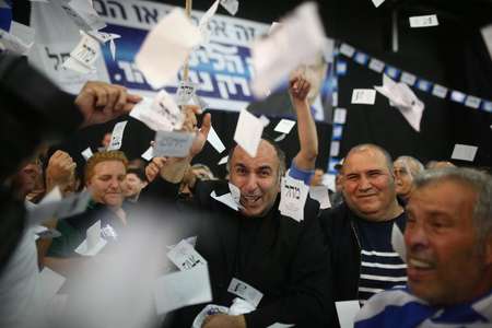 Les supporters du Likoud après les premiers résultats des sondages à la sortie des urnes, au siège du parti, à Tel Aviv - Menahem Kahana (AFP) Menahem Kahana (AFP)
