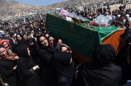 Des afghanes portent le 22 mars 2015 au cimetière de Kaboul le cercueil de Farkhunda, une femme de 27 ans lynchée pour avoir prétendument brûlé un exemplaire du Coran - Wakil Kohsar (AFP) Wakil Kohsar (AFP)