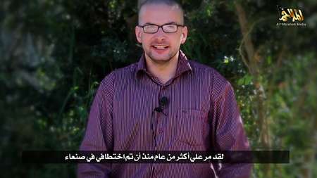 Photo tirée d'une vidéo de propagande transmise par al-Malahem Media le 4 décembre 2013 montrant l'otage américain Luke Somers ( - (Al-Malahem media/AFP) )