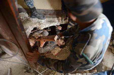 Un survivant coincé sous les décombres après séisme qui a frappé le Népal, le 26 avril 2015 à Katmandou ( Prakash Mathema (AFP) )