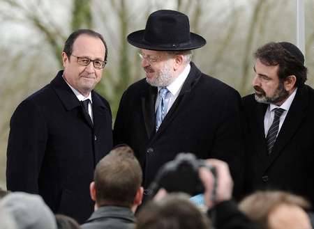 Le président de la République François Hollande (g) et le président du Consistoire de Paris, Joël Mergui (d, le 17 février 2015 dans le cimetière juif de Sarre-Union, dans le Bas-Rhin - Patrick Hertzog (AFP) Patrick Hertzog (AFP)