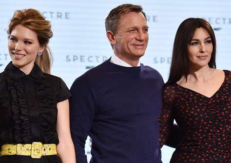 La Française Léa Seydoux (g) et l'Italienne Monica Bellucci (g), "James Bond girls" du prochain opus "Spectre", entourent le Britannnique Daniel Craig, le 4 décembre 2014 à Londres lors de la présentation du casting du film - Ben Stansall (AFP) Ben Stansall (AFP)