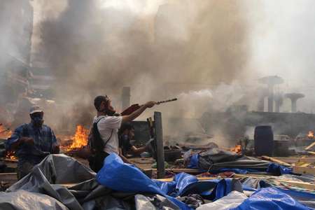 Le 14 août 2013, des militants des Frères musulmans dans une rue du Caire lors de la violente répression policière - Mosaab El-Shamy (MOSAAB EL-SHAMY/AFP/Archives) Mosaab El-Shamy (MOSAAB EL-SHAMY/AFP/Archives)