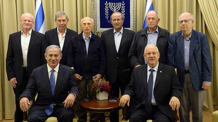 Debout de droite à gauchen plusieurs générations de directeurs du Mossad: Efraim Halevi, Nahum Admoni, Shabtai Shavit, Zvi Zamir, Tamir Pardo et Danny Yatom - Porte-parole de la présidence israélienne Porte-parole de la présidence israélienne