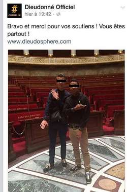 Deux "quenelliers" de Dieudonné dans l'hémicycle de l'Assemblée nationale française - Capture Facebook Capture Facebook