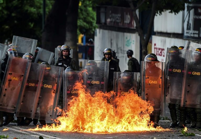 Venezuela: un mort, l'opposition va manifester malgré l'interdiction