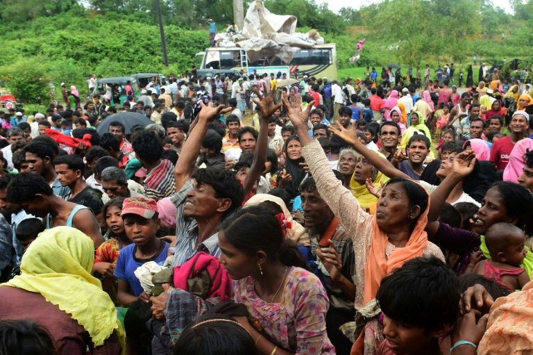 Tutu urges Suu Kyi to act on Rohingya crisis Tutu urges Suu Kyi to act on Rohingya crisis
