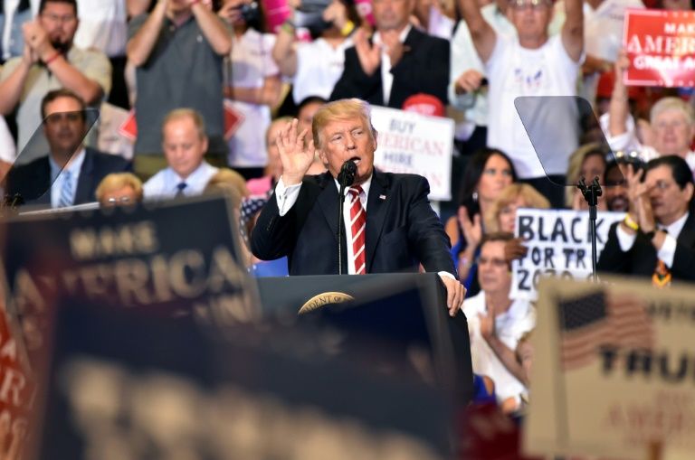 Sanders stands by Trump's border wall threat