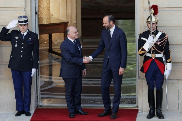 L'ancien Premier ministre Bernard Cazeneuve et son successeur Edouard Philippe à Matignon à Paris le 15 mai 2017THOMAS SAMSON