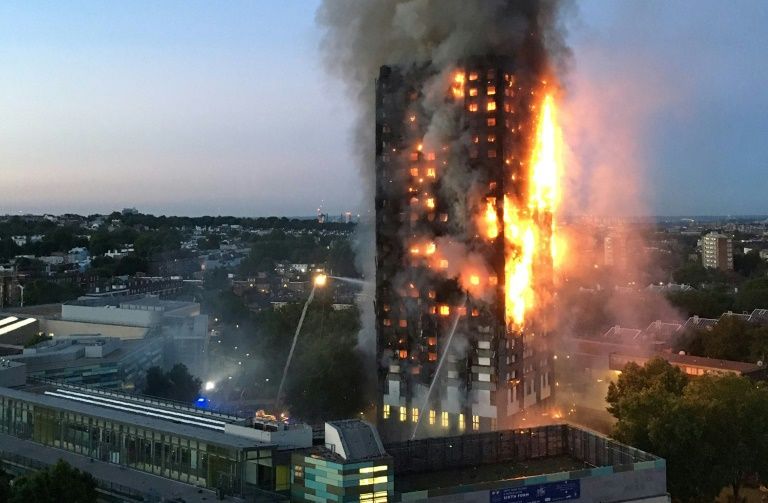 Un gigantesque incendie ravage une tour de logements sociaux à Londres le 14 juin 2017 Natalie OXFORD