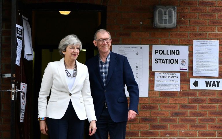 Élections en Grande-Bretagne : Theresa May perd sa majorité absolue, selon les premières projections