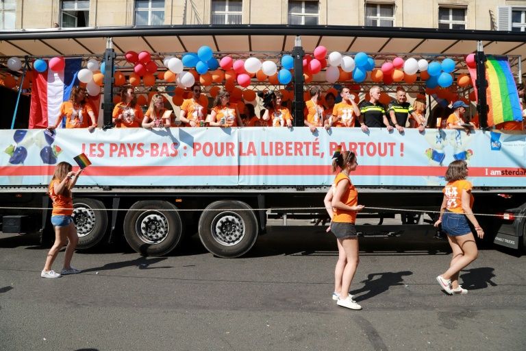 Marche des fiertés: des milliers de personnes demandent "la PMA pour toutes"