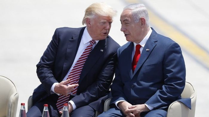 Le Premier ministre Benjamin Netanyahu et le président américain Donald Trump, pendant la cérémonie d’accueil sur le tarmac de l’aéroport international Ben Gurion, le 22 mai 2017 AFP