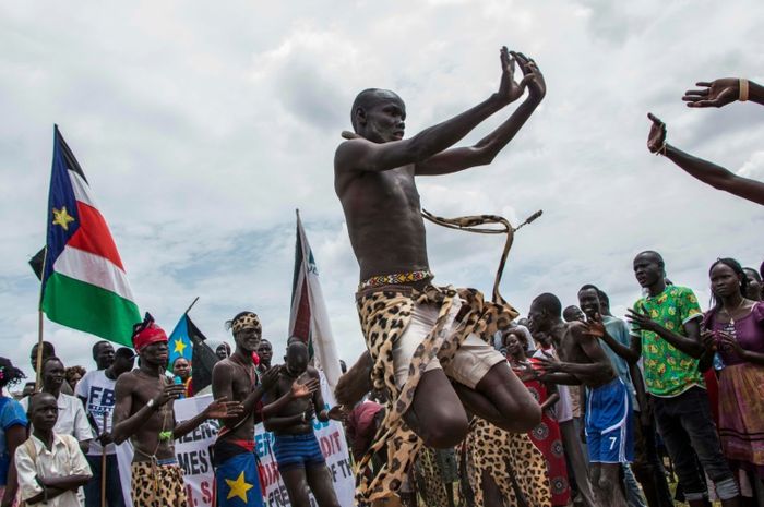 People celebrate as they wait for the arrival of South Sudan's President Salva Kiir in the capital Juba on August 6, 2018, following the signing in neighbouring Sudan of a ceasefire and power sharing agreement AKUOT CHOL (AFP)