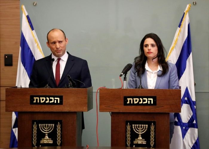 Le ministre israélien de l'Education Naftali Bennett (G) et la ministre israélienne de la Justice Ayelet Shaked (D) devant le Parlement à Jerusalem le 19 novembre 2018 Thomas COEX (AFP)