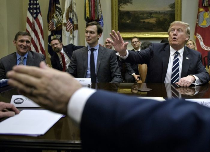 De g. à d.: l'ancien conseiller à la sécurité nationale américain, le général Mike Flynn, le gendre du président Jared Kushner et le président américain Donald Trump, à la Maison Blanche, le 31 janvier 2017 Brendan Smialowski (AFP/Archives)