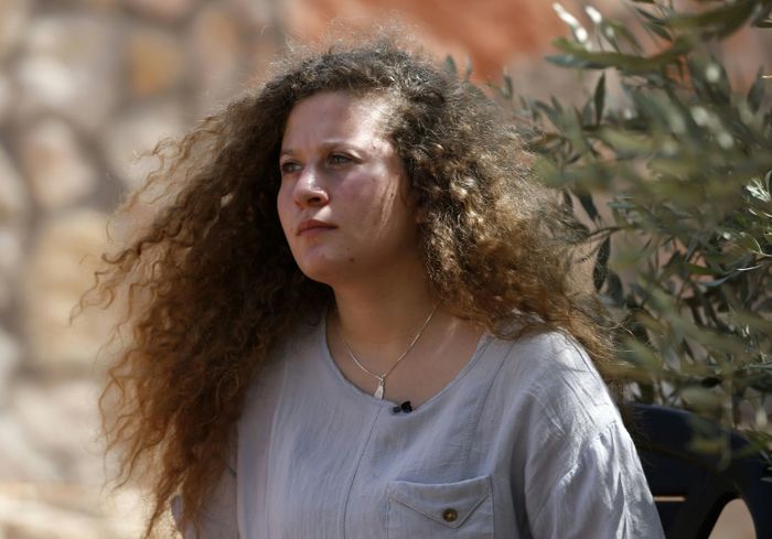 La militante palestinienne Ahed Tamimi, 17 ans, lors d'une interview avec l'Agence France-Presse (AFP) au domicile familial dans le village de Nabi Saleh, en Cisjordanie occupée, le 30 juillet 2018 ABBAS MOMANI (AFP)