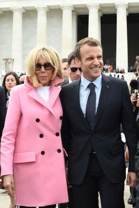 French President Emmanuel Macron and his wife Brigitte made an impromptu visit to the Lincoln Memorial -- on foot ( Eric BARADAT (AFP) )