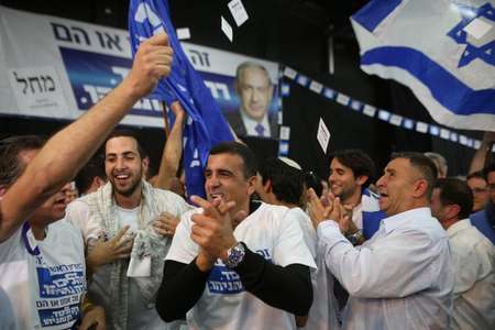 Des partisans du Likoud de Benjamin Netanyahu se réjouissent des sondages sortie des urnes le 17 mars 2015 à tel Aviv
