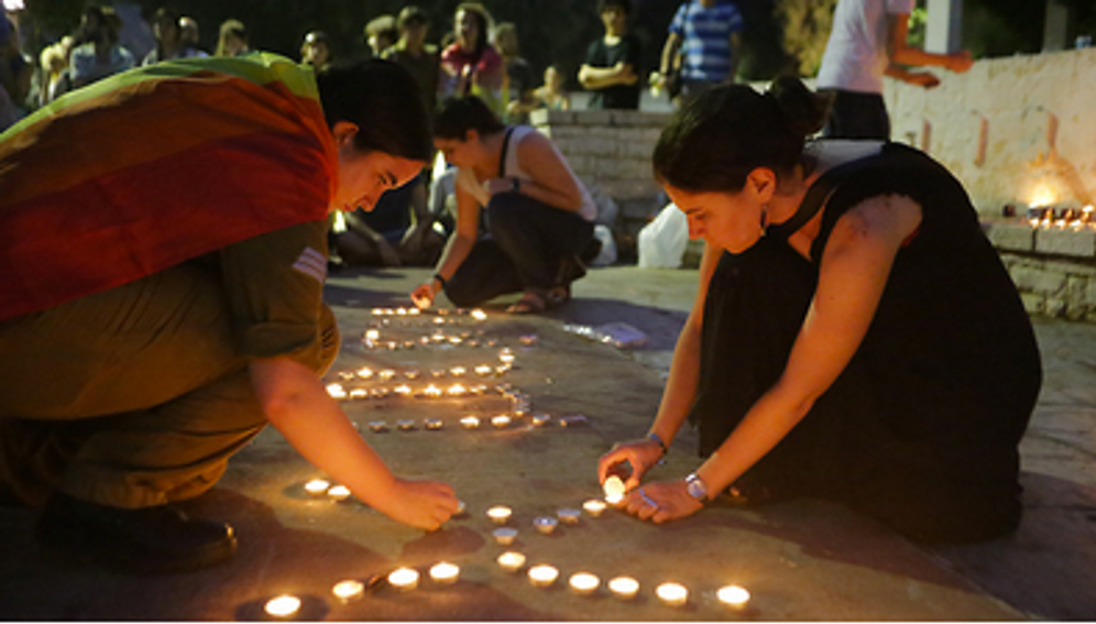 Vigile à Tel Aviv suite à la mort d'une des victimes de l'attaque de la Gay Pride de Jérusalem. 2 août 2015