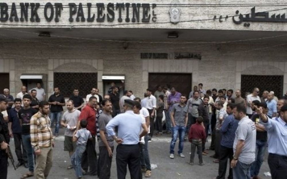 Des hommes palestiniens devant la banque à Gaza