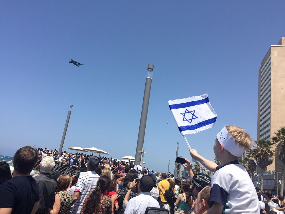 Des spectateurs observent la parade aérienne à Tel Aviv, le 19 avril 2018