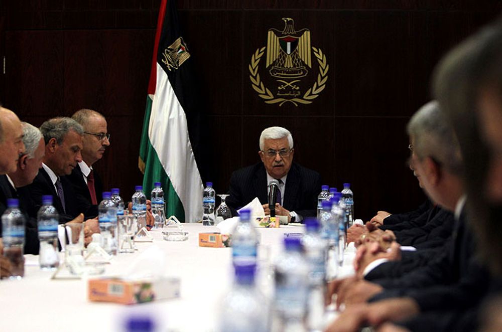 Le président palestinien Mahmud Abbad et les membres de son cabinet