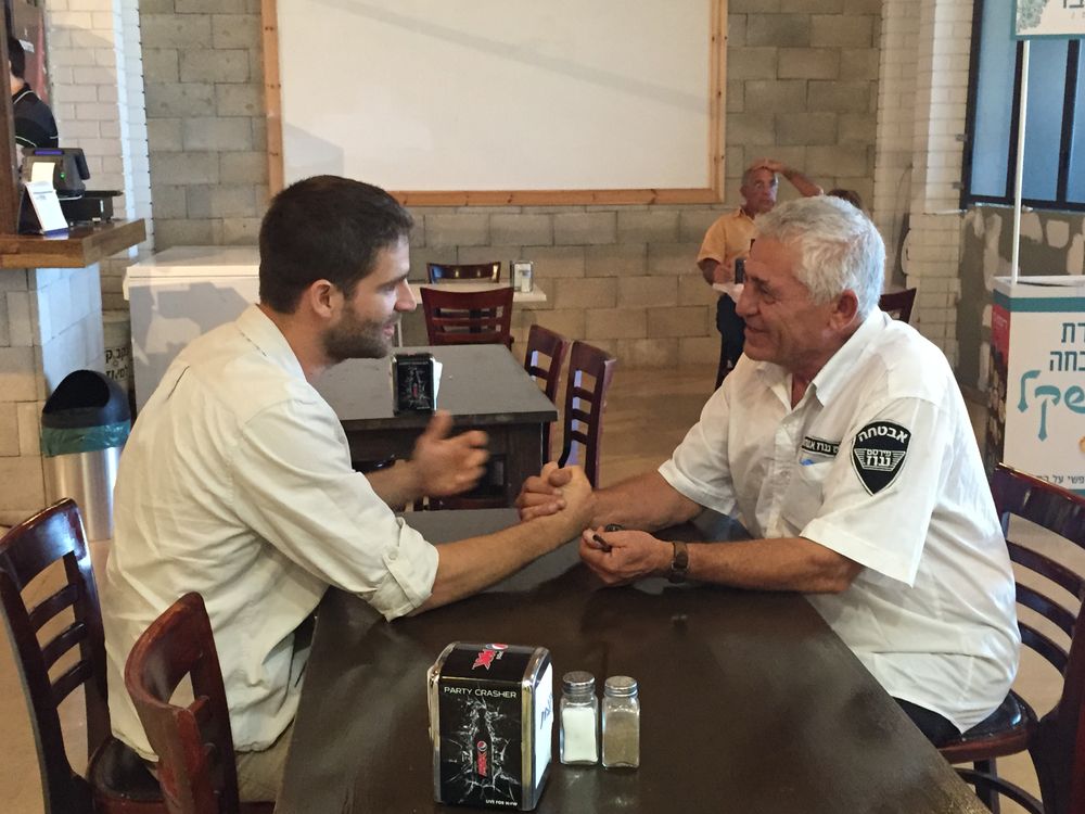 Un homme juif et un homme arabe attablés dans un restaurant de Houmous en Israël