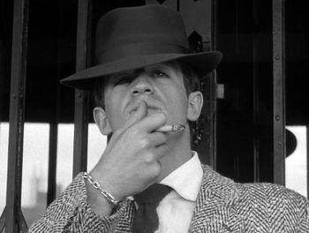 Jean Paul Belmondo dans le film "À bout de souffle" de Jean-Luc Godard.