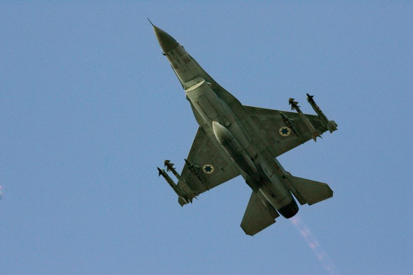 Illustration - Dans cette photo d'archive du dimanche 16 juillet 2006, un F-16 israélien décolle d'une base de l'armée de l'air dans le nord d'Israël