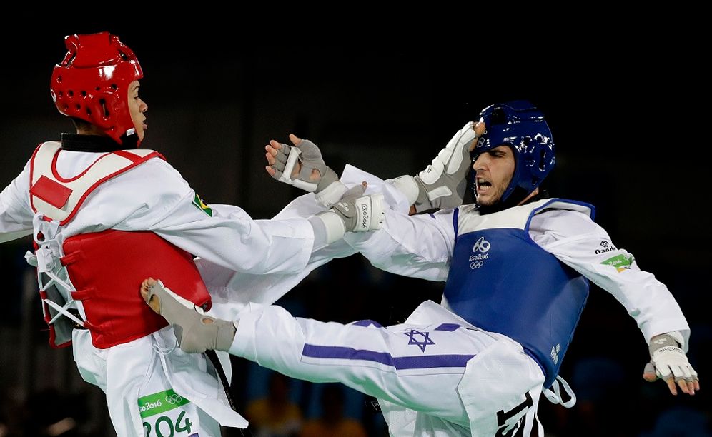 Illustration - L'Israélien Ron Atias contre le Brésilien Venilton Teixeira livrent un combat de taekwondo aux JO de Rio le 17 août 2016