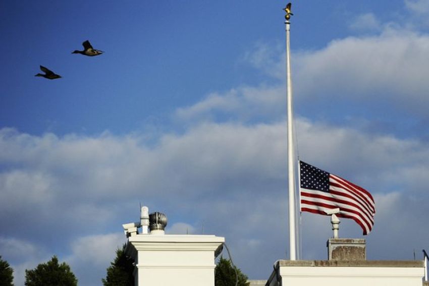 Hommage À Peres: Obama Annonce La Mise En Berne De Tous Les Drapeaux