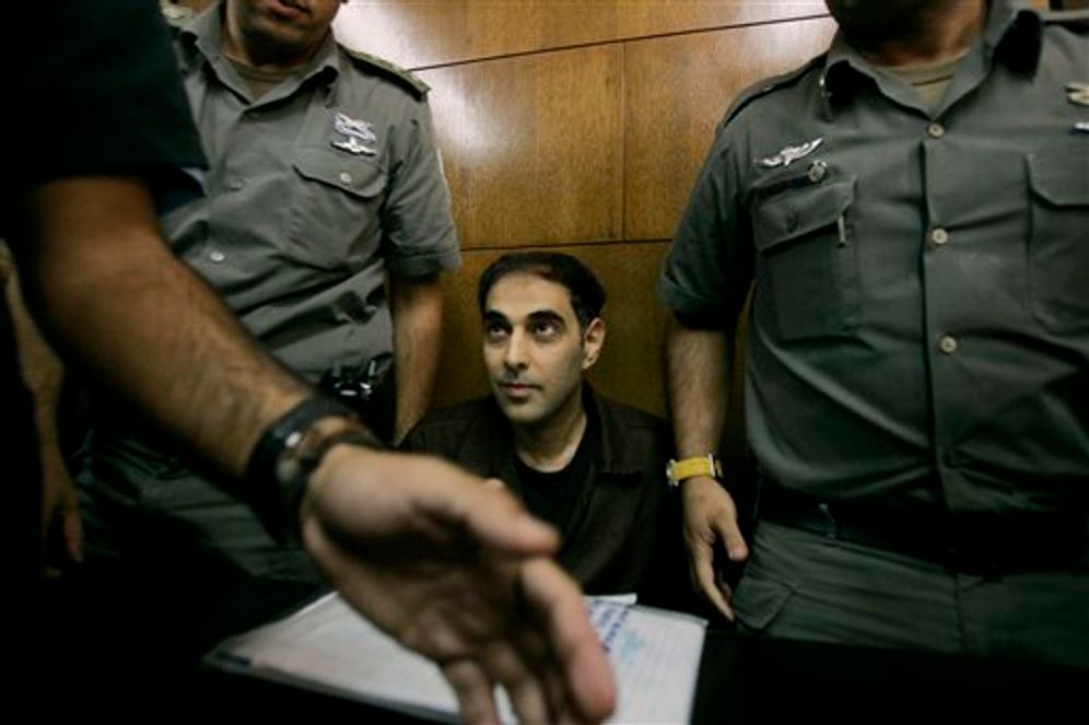 (AP Photo / Ariel Shalit) ييغآل عمير، المدان بقتل رئيس الحكومة الاسرائيلية الأسبق إسحاق رابين، خلال جلسة المحكمة في تل ابيب بإسرائيل يوم الخميس الأول من نوفمبر / تشرين الثاني، 2007. محكمة إسرائيلية ترفض السماح لعمير بمغادرة السجن لحضور حفل ختان ابنه، لكنها سمحت بإجراء الحفل داخل ا