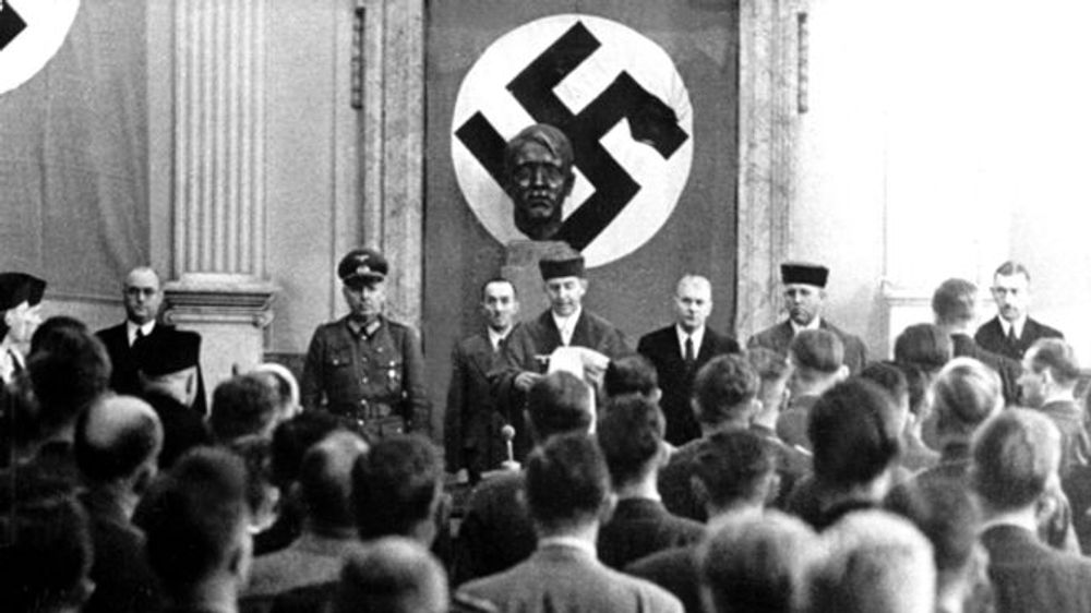 Juge allemand sous la croix gammée nazie et le portrait d'Adolf Hitler