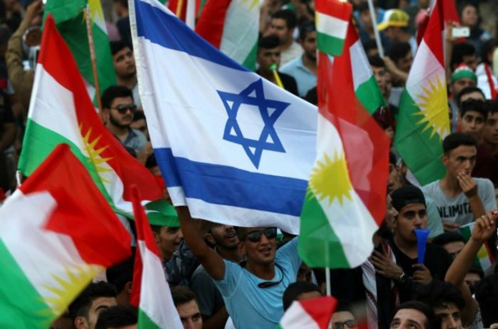 Curdos hasteiam a bandeira de Israel durante um comício em Erbil, Iraque, em apoio ao referendo sobre a independência da região do Curdistão, em 16 de setembro de 2017