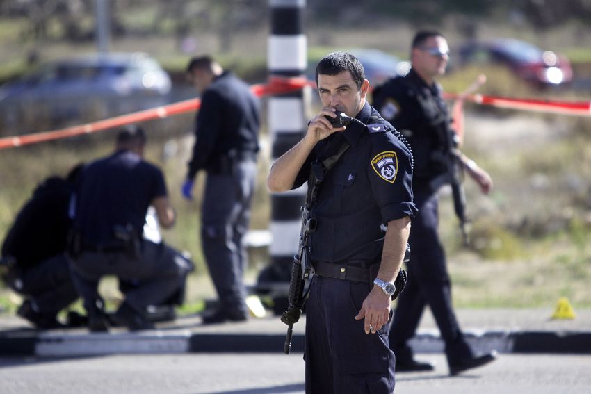 Illustration / Des policiers israéliens inspectent les lieux d'une attaque à l'arme blanche au carrefour de Gush Etzion en Cisjordanie, près de Jérusalem, le lundi 1er décembre 2014.