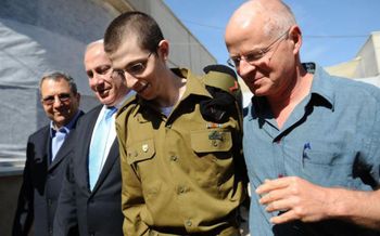 Base aérienne de Tel nof (Israël), hier. Le Premier ministre israëlien Benyamin Netanyahou (à gauche) et le père de Gilad Shalit ont accueilli le jeune soldat (au centre).