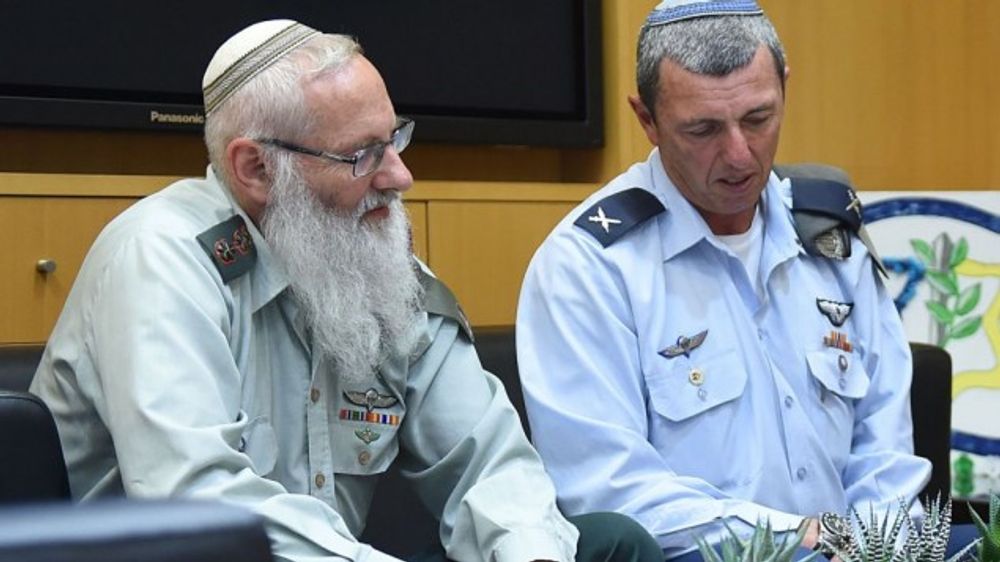 Le rabbin colonel Eyal Karim (à gauche), nommé pour devenir le rabbin de l'armée israélienne assis à côté de son prédécesseur, le Général Rafi Peretz, aujourd'hui ministre de l'Education, ici en 2016