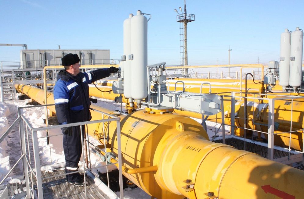 (AP Photo/Svetlana Kozlenko) FILE: A gas pipeline worker, checks the valves at the gas pumping station at Pisarevka, Russia, seen Tuesday, Jan. 13, 2009. EU Commission President Jose Manuel Barroso has complained directly to Russian Prime Minister Vladimir Putin over the lack of natu
