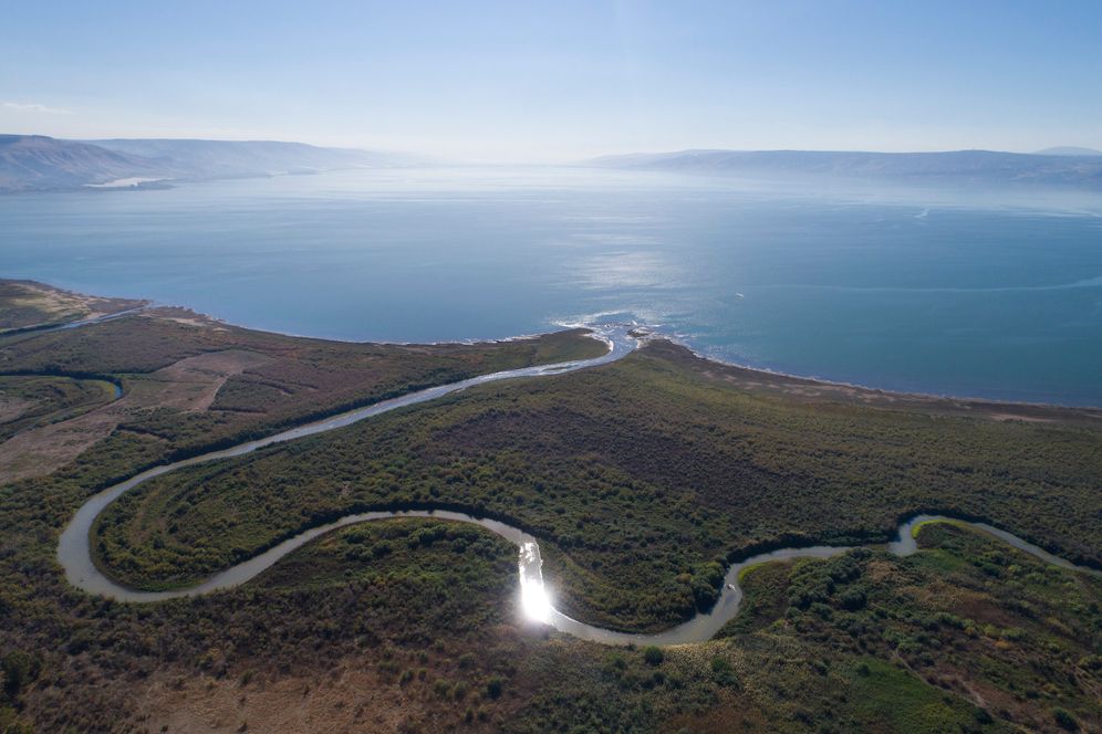 AP / Oded Balilty 2017 © In this Friday, Dec. 8, 2017 photo, an aerial view shows the Jordan River estuary of the Sea of Galilee near the community settlement of Karkom, northern Israel.