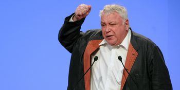 Le socialiste accuse "les socialistes à la Macron, à la Hollande, à la Valls" d'être responsables de cette défaite.