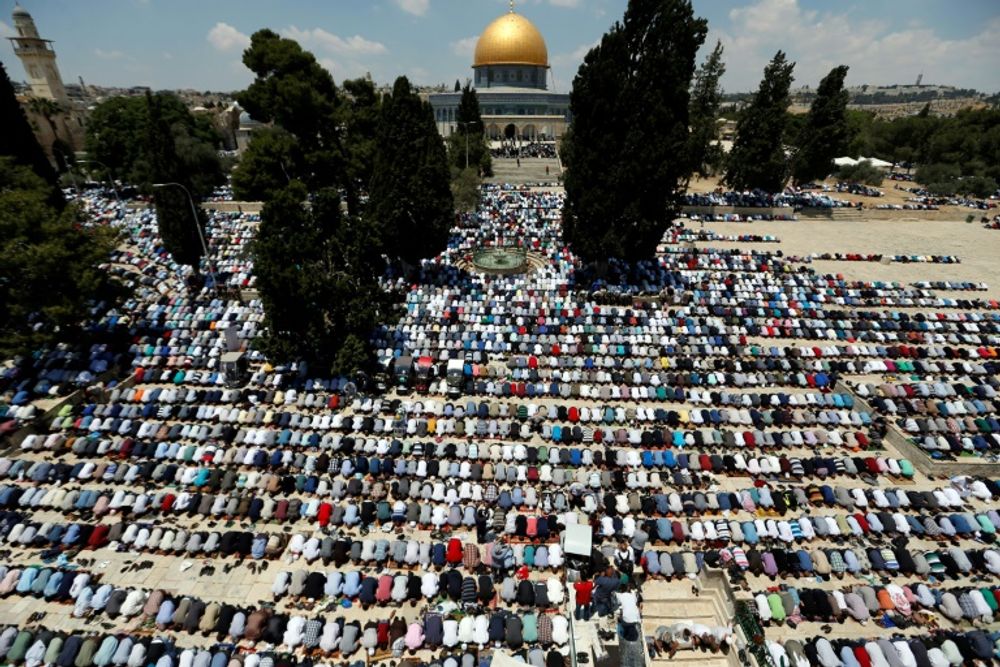 Tens of thousands of Palestinians attend the first Friday prayers of the Muslim holy month of Ramadan outside the Dome of the Rock at Jerusalem's al-Aqsa mosque compound on June 2, 2017
