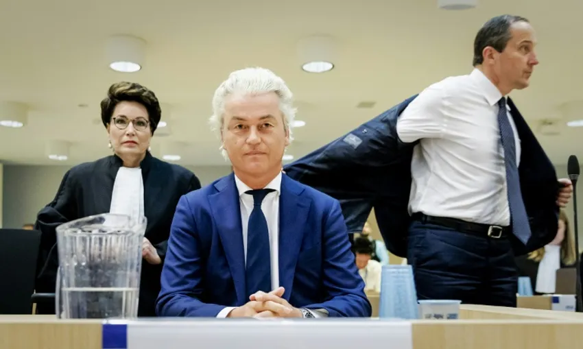 Le chef du parti d'extrême droite néerlandais Parti pour la liberté (PPV) Geert Wilders (C) à l'ouverture de son procès en appel près de Schiphol le 17 mai 2018