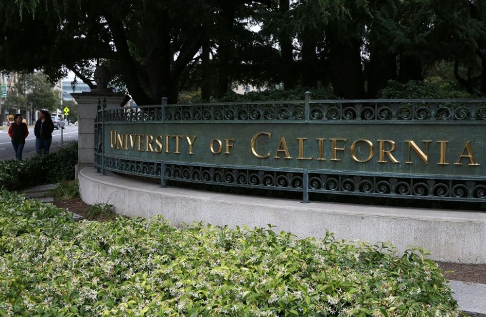 A speech at the University of California at Berkeley by the controversial editor of the conservative news website Breitbart, Milo Yiannopoulos, has been cancelled after protests erupted