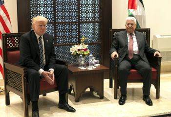 Le président américain Donald Trump (G) et son homologue palestinien Mahmoud Abbas, le 23 mai 2017 à Béthléem, en Cisjordanie