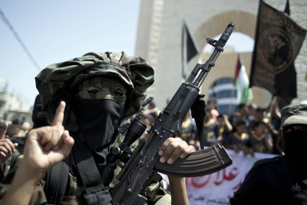 An Islamic Jihad fighter poses with his weapon at a rally in support of Palestinian prisoner Mohammed Allan, at the Rafah refugee camp in the southern Gaza Strip on August 16, 2015