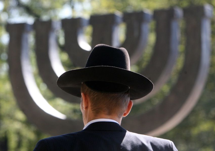 Illustration - Un juif ukrainien devant le mémorial du massacre de Babi Yar à Kiev, en Ukraine.