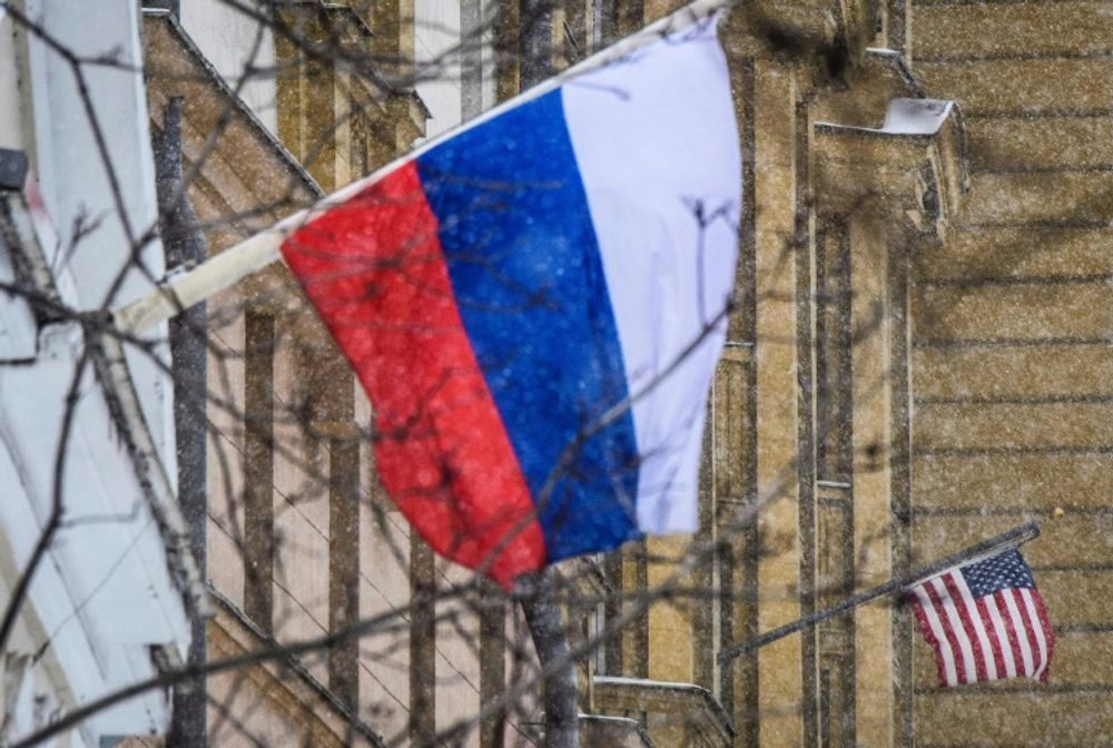 Un drapeau russe près de l'ambassade américaine à Moscou