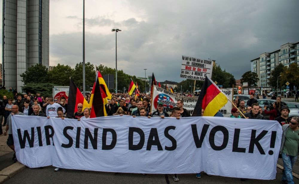 "Nous sommes le peuple", proclame la bannière des manifestants de Chemnitz, en Allemagne, protestant contre les étrangers et la politique du gouvernement, le 7 septembre 2018